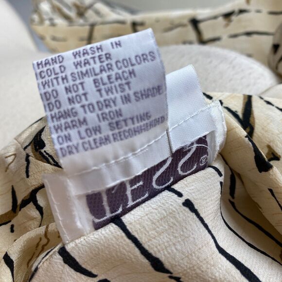 Tess Womans Silk Blouse Medium Button Front Long Sleeves Soft Art Print Career - Picture 12 of 12